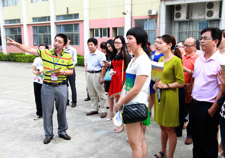 學校副校長王開利正為市民介紹創(chuàng)客實踐室