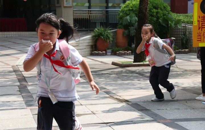 舉行校車逃生演練，提高師生應(yīng)急能力——深圳市龍華中英文實驗學(xué)校舉行校車應(yīng)急演練活動