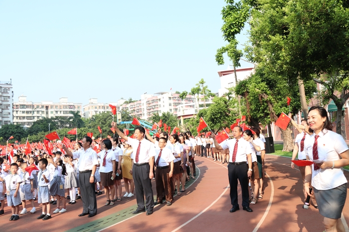 舉行主題升旗儀式，弘揚(yáng)愛國主義精神